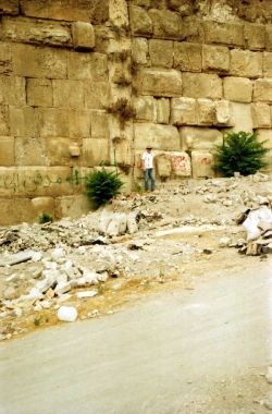 Beit ha-Miqdash, SE wall showing the 'Straight Joint,' Herodian addition to foundation of First Beit ha-Miqdash